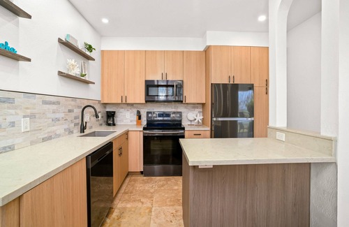 Bayview Condo | Tranquil Island Condo with Ocean Views & Pool Near Beaches