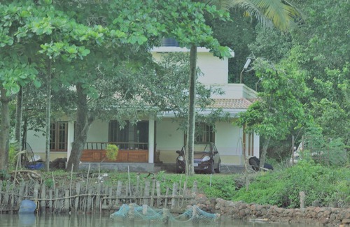 Quilon House | Tranquil Lake-Facing Villa with Immaculate Rooms