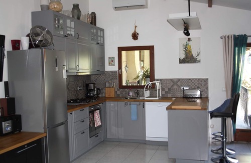 Cabrieres-d'Avignon Villa | Tranquil Escape with Private Pool and Ocean View