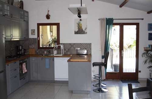 Cabrieres-d'Avignon Villa | Tranquil Escape with Private Pool and Ocean View