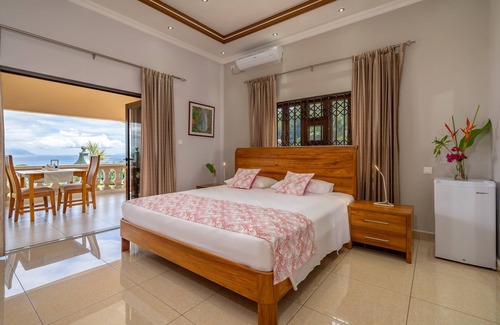Glacis Bed & Breakfast | Serene Calm Sorento: Guest Rated 9.8 with Breakfast & Kitchen
