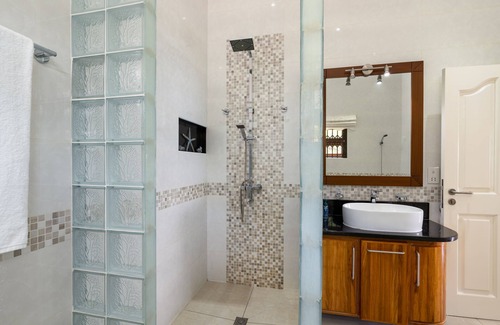 Glacis Bed & Breakfast | Serene Calm Sorento: Guest Rated 9.8 with Breakfast & Kitchen