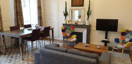 Bourges Apartment | Tranquil Escape in Historic City Center - Rated 9.4/10