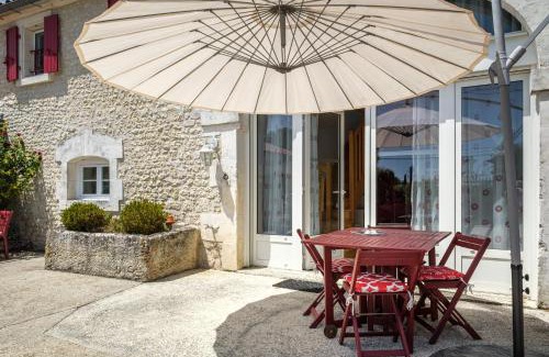 Bellevigne House | Calme et confort en Charente , Gîte Les Vignes avec piscine
