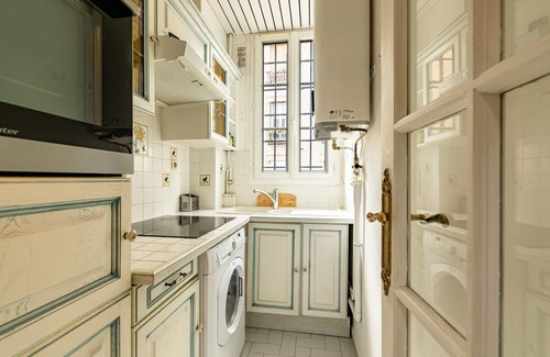 Montreuil Apartment | Cozy Retreat with Spa & Hot Tub Near Paris