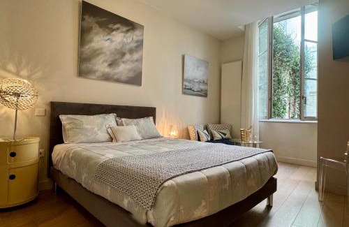 La Rochelle City Centre Bed & Breakfast | Tranquil Retreat: 4-Star Pet-Friendly Hotel with Hot Tub