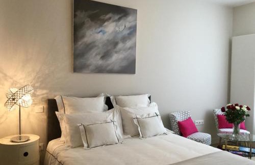 La Rochelle City Centre Bed & Breakfast | Tranquil Retreat: 4-Star Pet-Friendly Hotel with Hot Tub