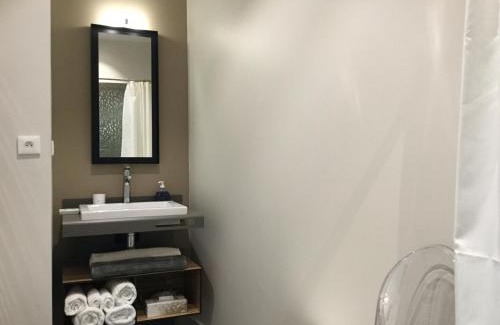 La Rochelle City Centre Bed & Breakfast | Tranquil Retreat: 4-Star Pet-Friendly Hotel with Hot Tub