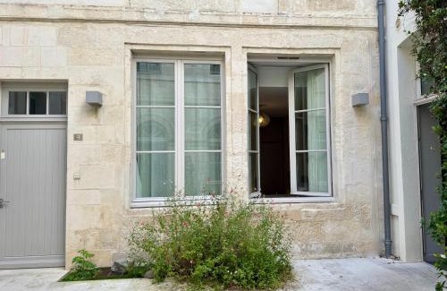 La Rochelle City Centre Bed & Breakfast | Tranquil Retreat: 4-Star Pet-Friendly Hotel with Hot Tub