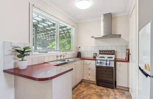 Warburton House | Tranquil Bush Retreat with Inviting Creek Sounds