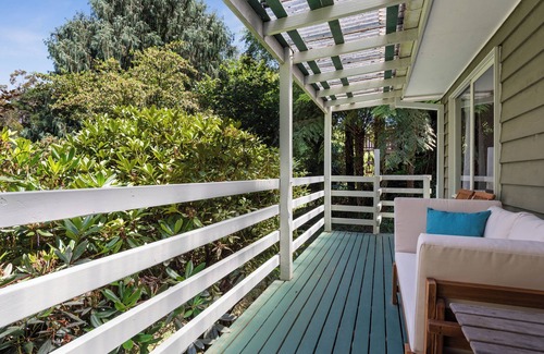 Warburton House | Tranquil Bush Retreat with Inviting Creek Sounds