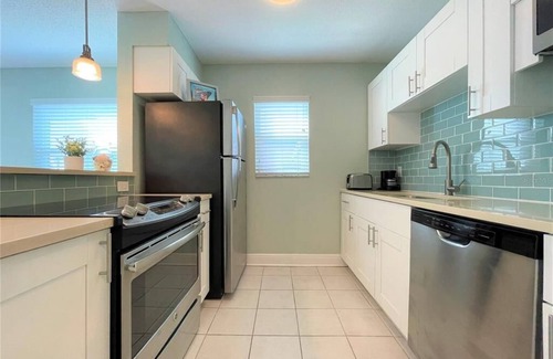 North Redington Beach Condo | Serene Coastal Condo: Steps to the Beach with Ocean Views