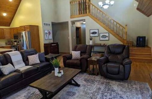 Grantville Cabin | Relaxing Cabin Retreat by Perry Lake with Hot Tub