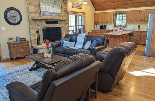 Grantville Cabin | Relaxing Cabin Retreat by Perry Lake with Hot Tub