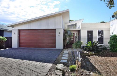 Callala Beach House | Relaxing Retreat at Calming Waters with Community Pool