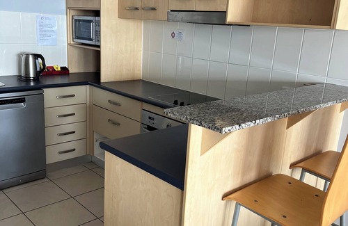 Battery Hill Apartment | Relax at Caloundra Central Apartment Hotel with Ocean Views