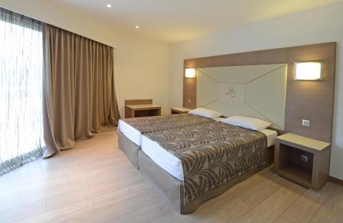 Calvi Hotel | Oceanfront Calvi Hôtel: Guest Rated 9/10 with Hot Tub