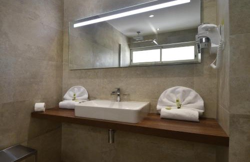 Calvi Hotel | Oceanfront Calvi Hôtel: Guest Rated 9/10 with Hot Tub