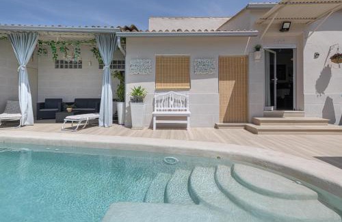 Sierra de Yeguas Ski Chalet | Discover Calymar: Oceanfront Haven with Pool & Pet-Friendly