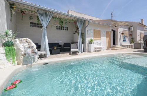 Sierra de Yeguas Ski Chalet | Discover Calymar: Oceanfront Haven with Pool & Pet-Friendly