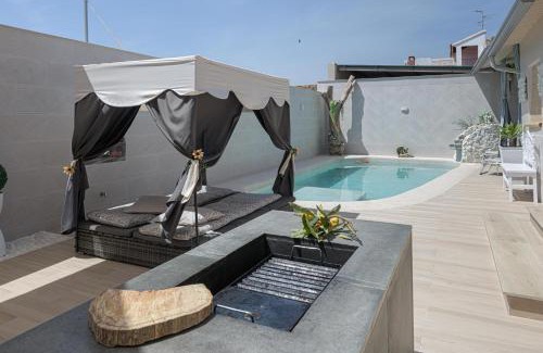 Sierra de Yeguas Ski Chalet | Discover Calymar: Oceanfront Haven with Pool & Pet-Friendly