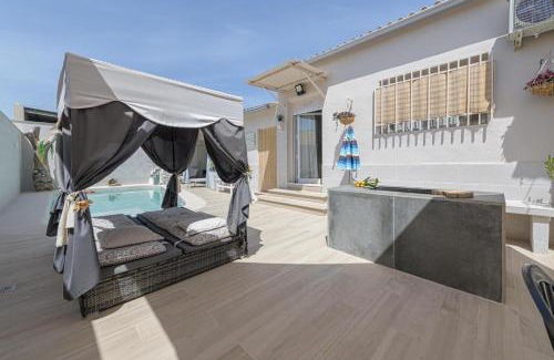 Sierra de Yeguas Ski Chalet | Discover Calymar: Oceanfront Haven with Pool & Pet-Friendly