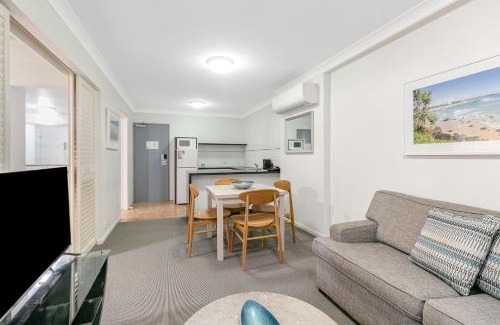 Coolangatta Apartment | Oceanfront Calypso Plaza Resort Unit 306 with Pool Access