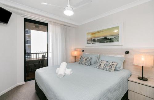 Coolangatta Apartment | Oceanfront Calypso Plaza Resort Unit 306 with Pool Access
