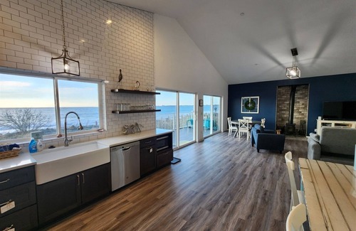 Ocean Shores House | Cozy Calypso's View - Waterfront Home with Great Amenities