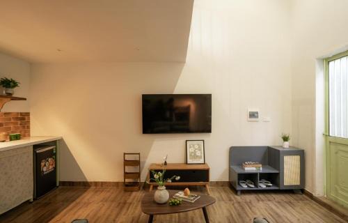 Quang An Apartment | Cam Art Double Suites West Lake, food street, bars