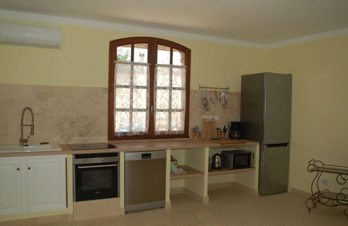Cavaillon House | Modern Retreat in Camargue: Family-Friendly Amenities Await