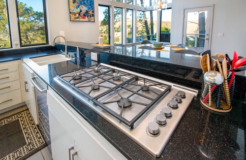 Lodge Hill House | Cozy Retreat in Cambria Sea Pines with Spa & Breakfast