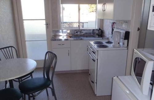 Cambridge Hotel | Discover Cambrian Lodge Motel with Pool and Family Amenities
