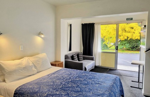 Cambridge Hotel | Discover Cambrian Lodge Motel with Pool and Family Amenities