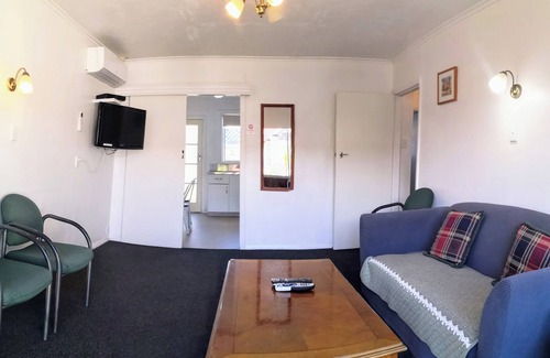 Cambridge Hotel | Discover Cambrian Lodge Motel with Pool and Family Amenities