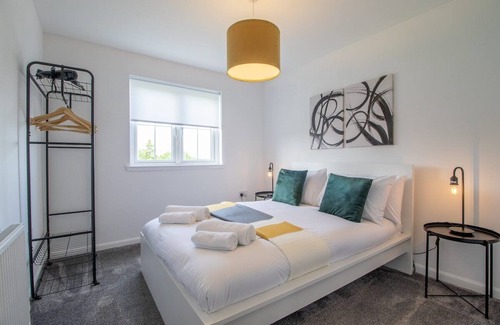 Glasgow Apartment | Family-Friendly 2 Bed Flat in Cambuslang, Ideal for You