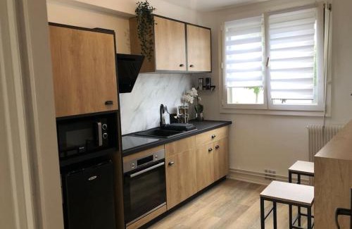 Reims Apartment | Camden Hotel: Family-Friendly Stay with Parking Options