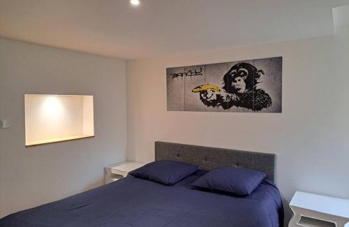 Reims Apartment | Camden Hotel: Family-Friendly Stay with Parking Options