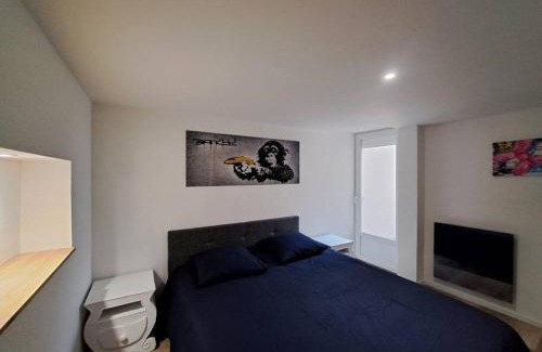 Reims Apartment | Camden Hotel: Family-Friendly Stay with Parking Options