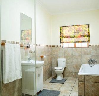 Graaff-Reinet Apartment | Family and Pet Friendly Stay at Camderest House