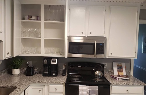 Albany House | Camdyn's Place: Cozy 3 Bedroom Retreat with Pet-Friendly Perks