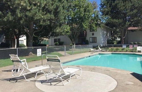 Centennial House | Relaxing Retreat at the Foot of Your Ideal Apartment