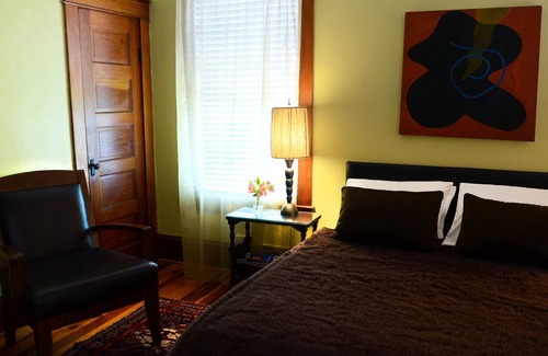 Mount Dora Bed & Breakfast | Cozy Camel Suite at Adora Inn with Oceanfront Amenities