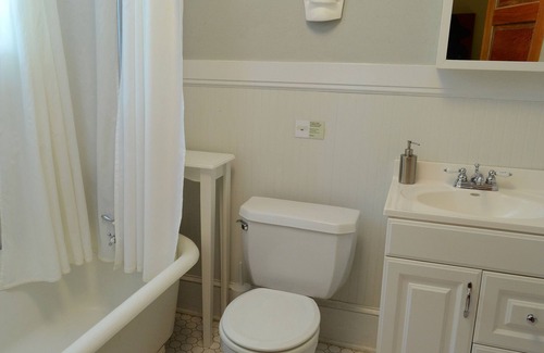 Mount Dora Bed & Breakfast | Cozy Camel Suite at Adora Inn with Oceanfront Amenities