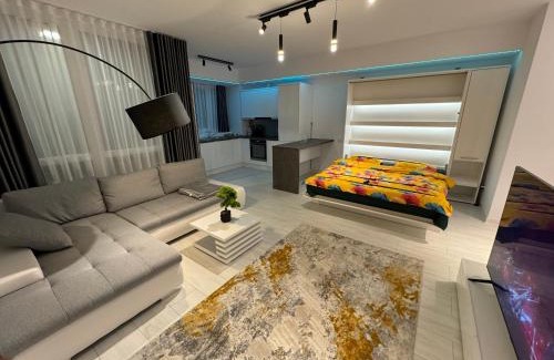 Tirgu Mures Apartment | Bright Cameleon Lemon Yellow: Guest Rated 10/10 & Family-Friendly