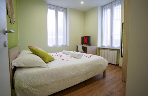 Sesto Calende Apartment | Relaxing Camelia Suite near Leonardo Academy & Beautiful Lakes