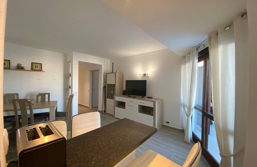 Salgados Apartment | Cozy Camellia Apartment Steps from the Beach with Ocean Views