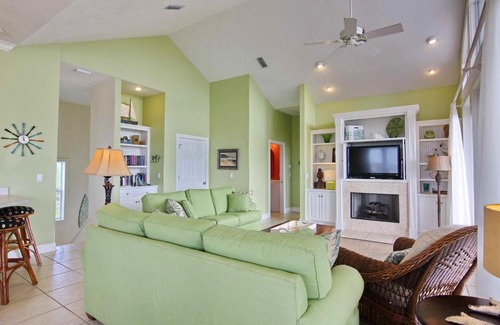 East End House | Family-Friendly Retreat at Camellia Cottage Awaits You