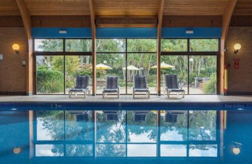 Maenporth House | Elegant Camellia: Family-Friendly Retreat with Pool & Hot Tub