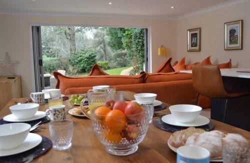 Maenporth House | Elegant Camellia: Family-Friendly Retreat with Pool & Hot Tub